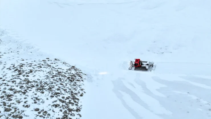 Erciyes’te Gece Mesaisi: Pistler Kayakseverler İçin Hazır Ediliyor