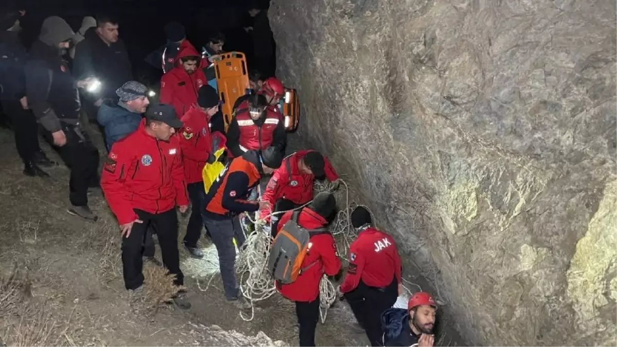 Hakkari’de Arı Kovanlarını Kontrol Eden Adam 300 Metrelik Uçurumdan Düştü