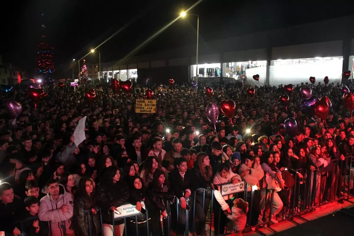 Kula Alışveriş Festivali’nde Yener Çevik Performansı